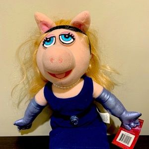 Jim Hensen”a MUPPETS Miss Piggy Plushie Doll. Brand new with tags